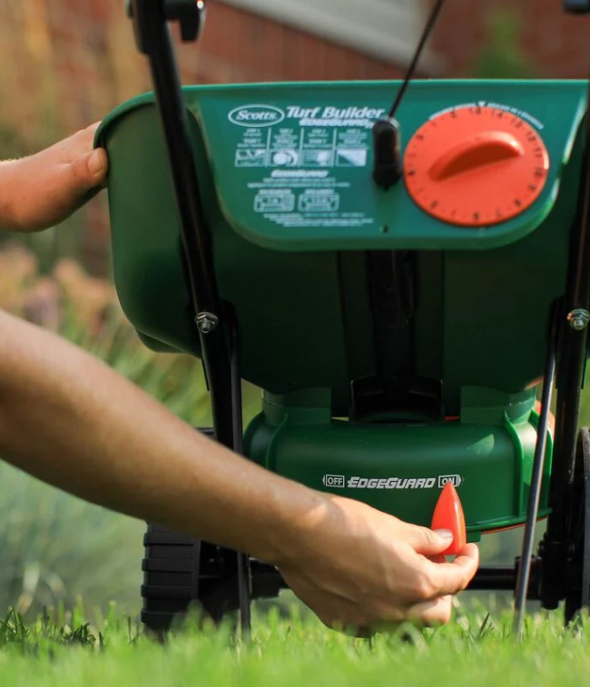 Scotts® Turf Builder® Edgeguard® Mini Broadcast Spreader – Les
