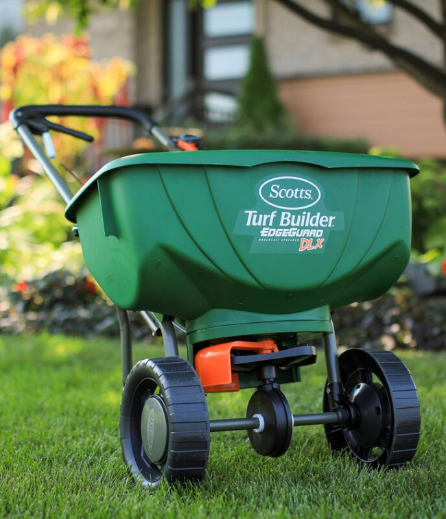 Scotts® Turf Builder® Edgeguard® DLX Broadcast Spreader – Les