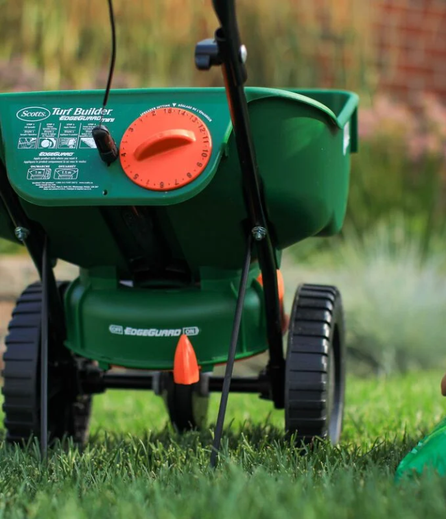 Scotts® Turf Builder® Edgeguard® Mini Broadcast Spreader – Les Serres ...