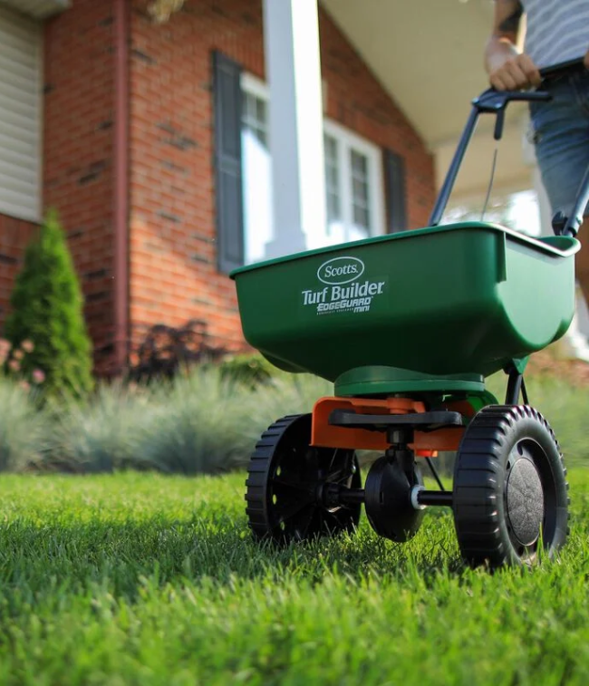 Scotts® Turf Builder® Edgeguard® Mini Broadcast Spreader – Les Scotts® Turf Builder® Edgeguard® Mini Broadcast Spreader – Les