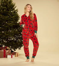 Charger l&#39;image dans la galerie, Combinaison de jour à capuchon en molleton pour adulte – Sapins de noël sur fond rouge